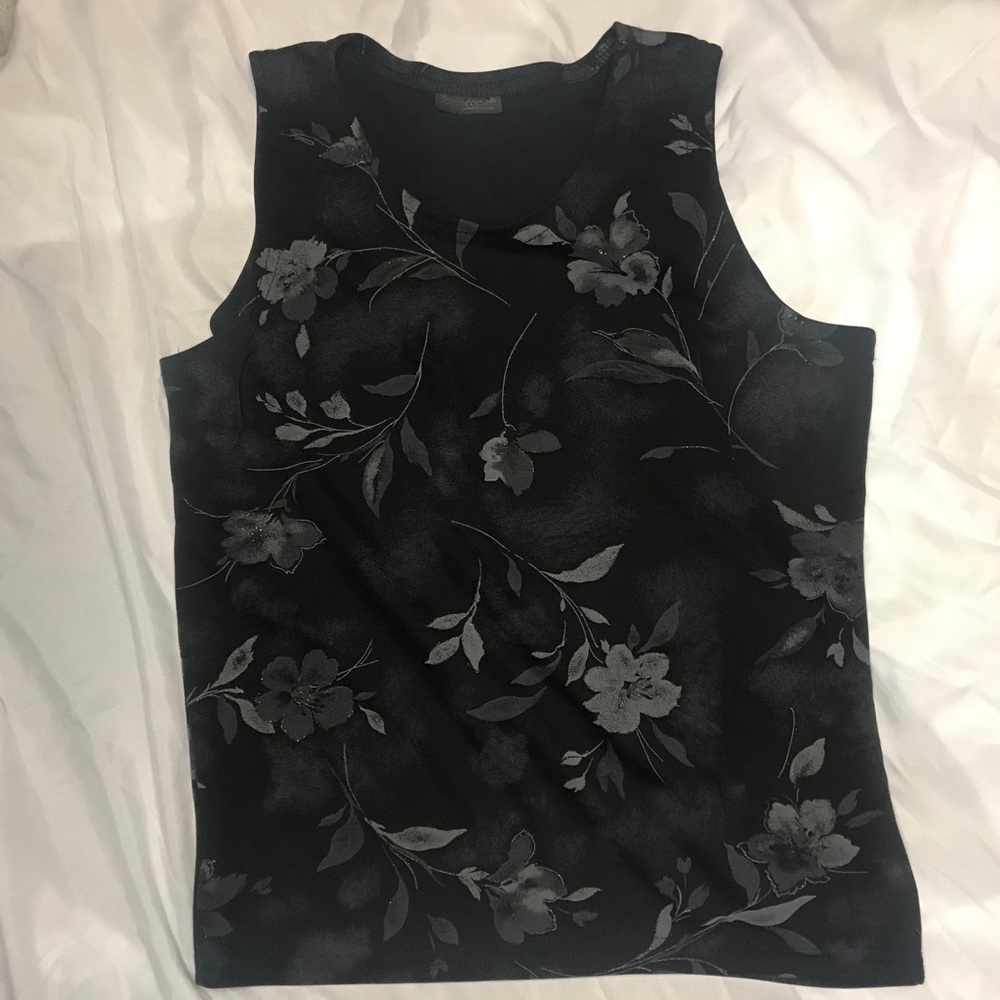 🎯 Periscope Sparkly Black floral tank.